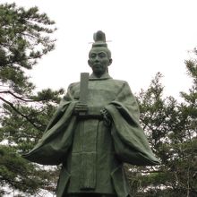 佐竹義堯公銅像アップ