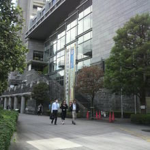 赤坂コミュニティ―ぷらざの全体的な外観です。洒落た建物です。