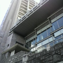 赤坂コミュニティ―ぷらざは、高層ビルの低層階に入っています。