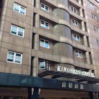 他の支店はみんな黄色いけどここはややシックな外装