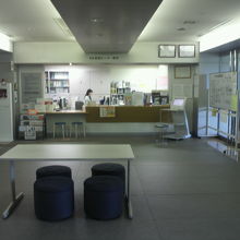 3階の赤坂区民センター入口を入ると、受付スペースがあります。