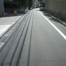 閑静な住宅地内を、南側に向って延びている赤坂の新坂です。