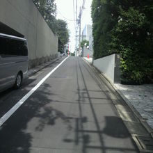 陽当たりの良い赤坂新坂は、南側に向け、緩やかに下がっています