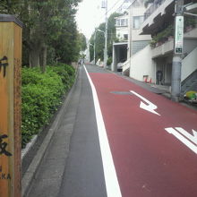 赤坂の新坂は、緩やかな勾配と静かな環境が特徴になっています。