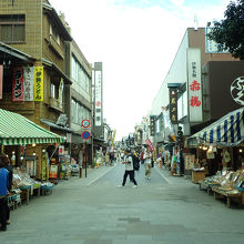 ずっと伸びる古い建物たちが迎えてくれます