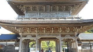 山門前の赤い橋は慎重に