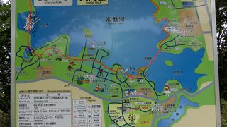 湖を中心に作られた遊園地等の総合公園