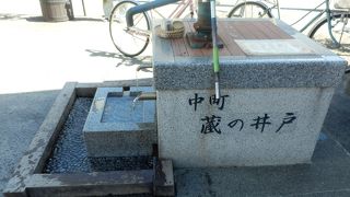 手漕ぎのポンプが残っている井戸、松本市内中町