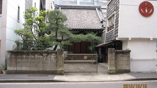木造の本堂と、コンクリート造りの庫裡が合体したお寺になっています。