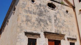 フヴァルの港から階段を登った途中に現れる小さな教会