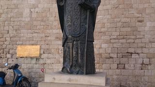 サンタクロースのモデルになった人の像があります。