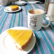 桃とチーズのケーキ。コーヒーもさすがグアテマラ。美味しいです