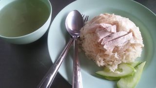 ピンクの制服が目印