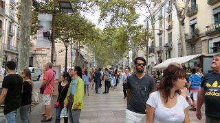 旧市街の大通りです