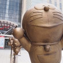 ドラえもんを筆頭に出迎えてくれます。