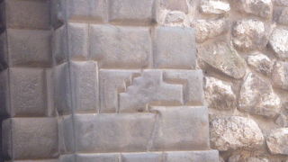 石組の門の所にある14角の石