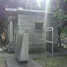 日本水準原点標庫の側面と傍の記念碑と解説文の様子です。