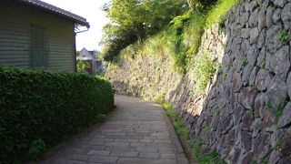 CM撮影などでも使われる、雰囲気のある坂道