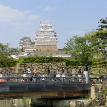 橋を渡れば入り口です