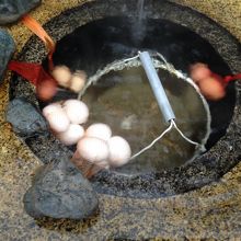 温泉卵を茹でている
