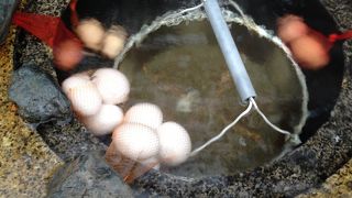 温泉の湯壺で皆さん温泉卵を茹でます。