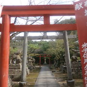 堀の中の神社