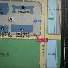 祝田橋は、日比谷濠を横断していて、晴海通りとの交差点付近です