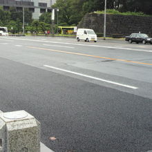 祝田橋の道路の状況と皇居の石垣が切られている様子です。