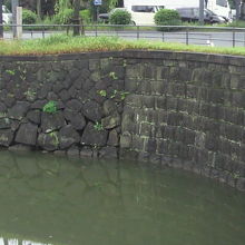 日比谷濠の石垣と祝田橋の石垣の積み方が異なっています。