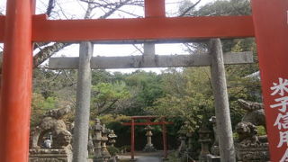 堀の中の神社