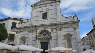 本当はものすごく古い教会で名前が追加されたそうです