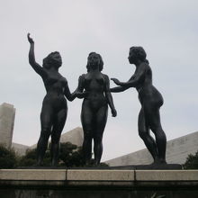 最高裁判所を背景に、広告記念像が天空に浮かび上がっています。