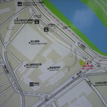 内堀通りと青山通りの交差点のある三宅坂の傍に建てられています