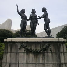 広告記念像の全体像です。背景の建物は最高裁判所です。