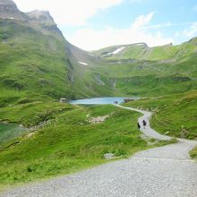 遠くにバッハアルプゼーが見えてきた