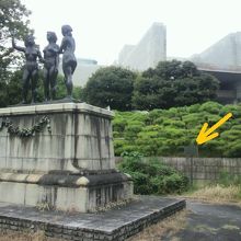 広告記念像の背後に、渡辺崋山生誕地の記念文が建てられています