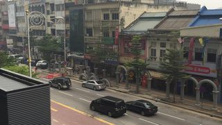 やや小さめのインド人街。