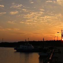 駐車場から見えた夕日、急いで崖沿いを登りました