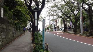 駅からすぐの坂道。