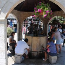 信者の方は、手足を清めてから入ります。