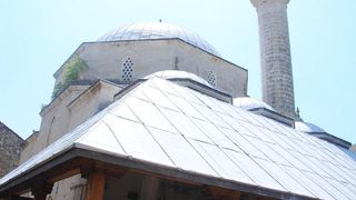 ネレトヴァ川とスターリモストを撮影する絶景ポイントになっています。