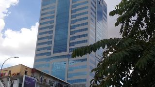 モニヴォン通りに面したオフィスビル、カンボジアに強い旅行会社が入居しています。