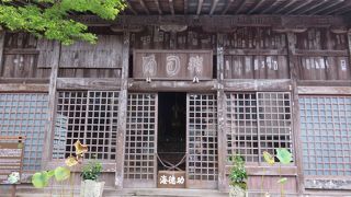 細い階段の先にひっそりと。