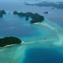 オモカン島から弓形に伸びている名所ロング・ビーチ。