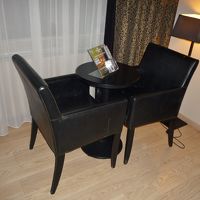 部屋の椅子とテーブル