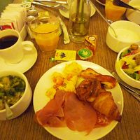 朝食ビュッフェは生野菜がたっぷり
