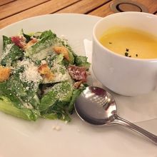 ランチには簡単なスープ・野菜付き・もちろん単品もOKです