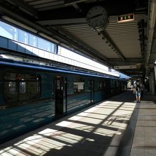 地下鉄といってもこの駅は地上ですが階段を上り改札を出ます。