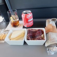 生ハム、山羊のチーズなどの軽食サービスです。