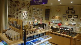 店内にファーム富田があります